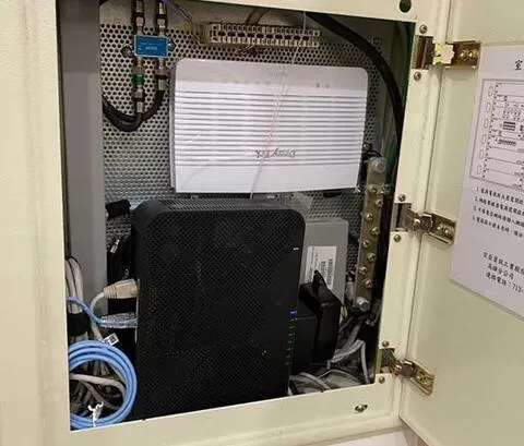 Giga高效能寬頻路由器 Vigor2135 Giga高效能寬頻路由器 Vigor2135